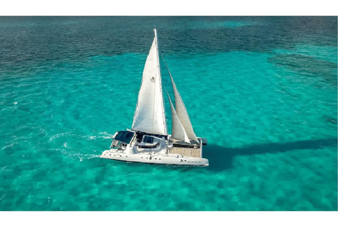 Tour in catamarano di lusso a Isla Mujeres (pranzo+trasporto)