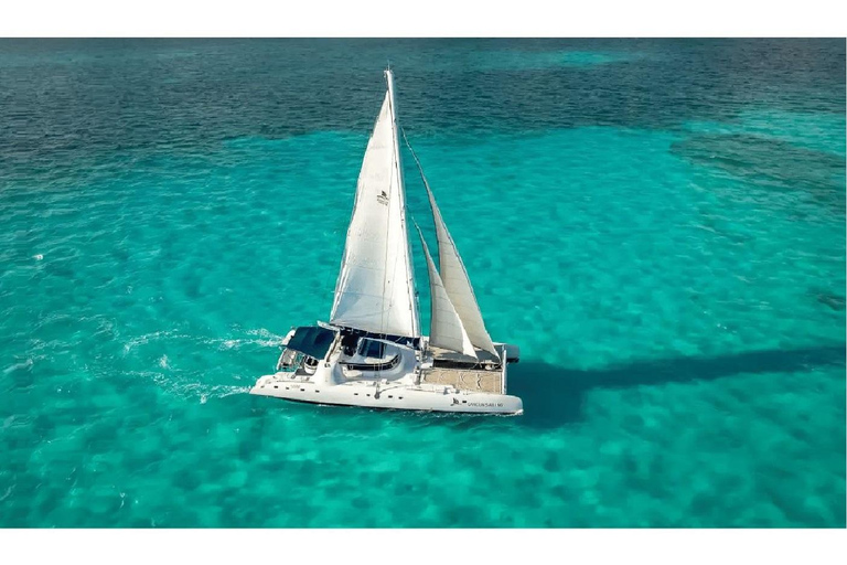 Excursión de lujo en catamarán a Isla Mujeres (comida+transporte)