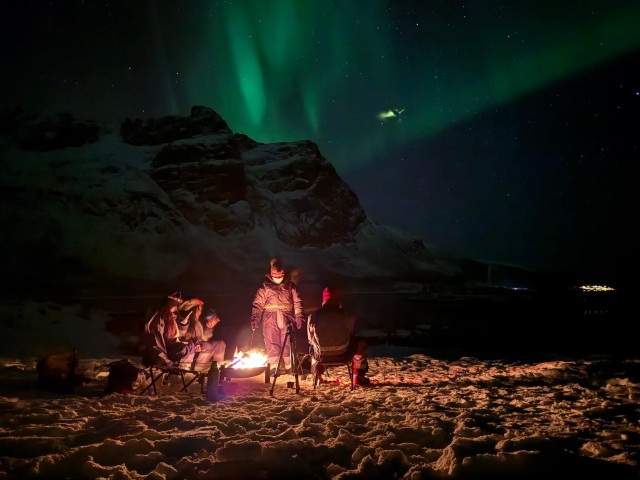 Visit Tromsø Northern Lights Tour with Hot Food and Drinks in Tromsø