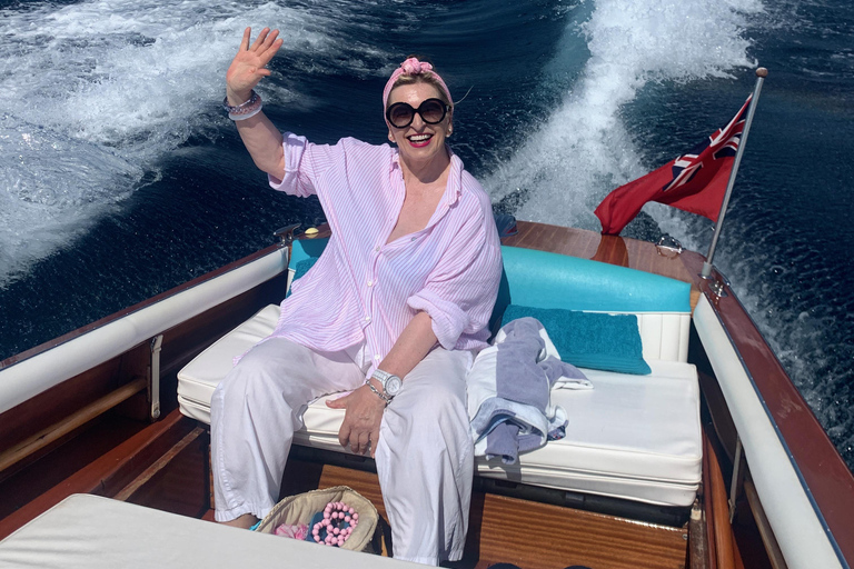 Saint-Tropez: Tour privato in barca classica RIVATour privato di 1 ora in barca classica RIVA