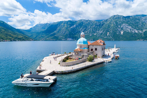 Kotor: Tour privato in barca della Grotta AzzurraCattaro: tour in barca privata alla Grotta Blu