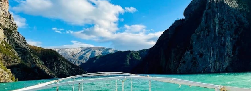 Lac Koman et rivière Shala : sortie en bateau privée (horaire flexible)