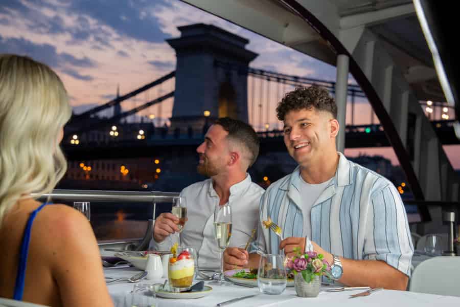 Budapest: Abendessen auf der Terrasse & Lichter. Foto: GetYourGuide Budapest: Abendessen auf der Terrasse & Lichter. Foto: GetYourGuide