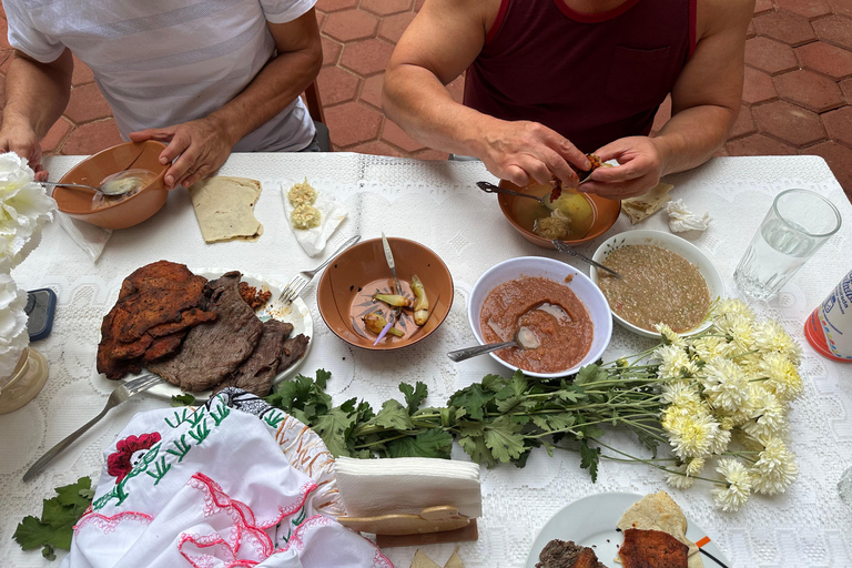 Vamos comer no Mercado de Tlacolula no domingo e tomar mezcal.Vamos comer no Mercado de Tlacolula num domingo e beber Mezcal.
