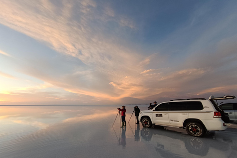 Uyuni: Salt Flats Day Tour with Sunset and Stargazing