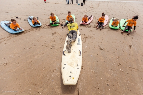 Strand Scheveningen: Surfervaring van 1,5 uur voor kinderenStrand van Scheveningen: 1,5 uur durende groepssurfervaring voor kinderen