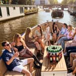 Amsterdam: crociera moderna sui canali con guida locale, bar e spuntini