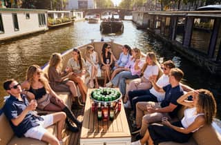 Amsterdam: Moderne Kanalrundfahrt mit ortskundigem Guide, Bar & Snacks