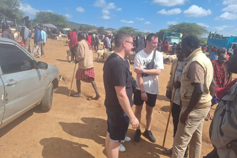 Maasai-Dorfbesuch mit traditioneller Begrüßung