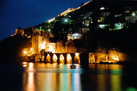 Alanya : Croisière en bateau pirate au coucher du soleil avec dîner et soirée mousse