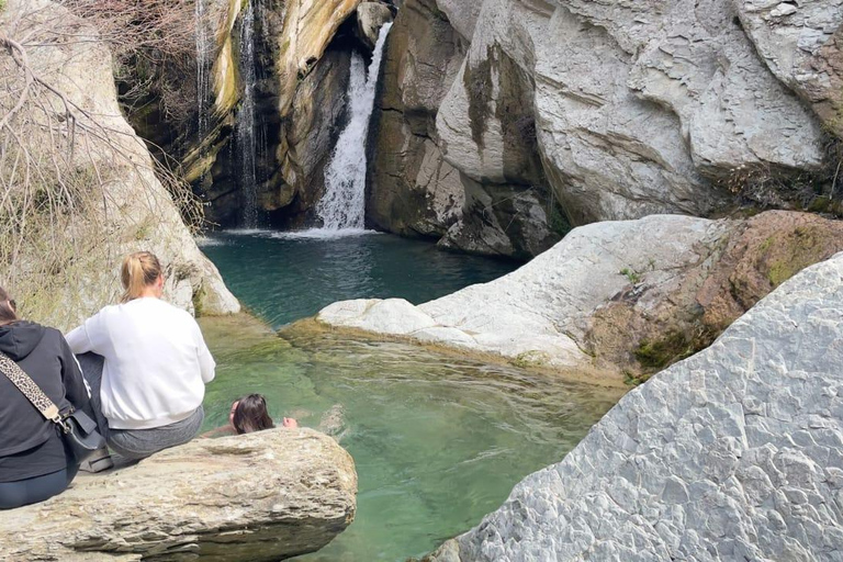 El Esplendor de Bogove: Aventura en la Cascada y Cata de Vinos