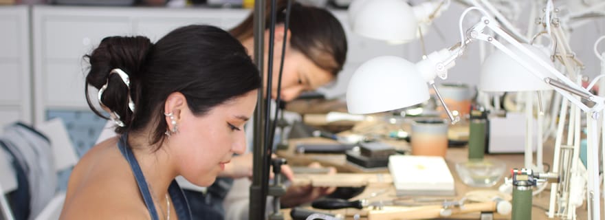 Barcelone : fabrication d'une bague en argent avec tampons et textures