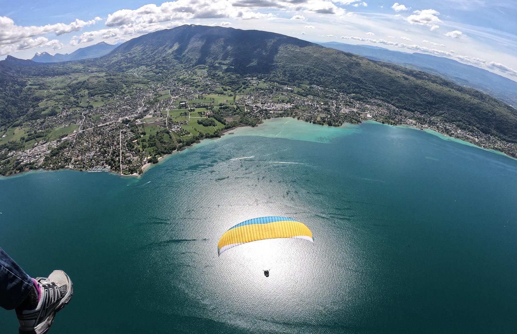 Annecy: Gleitschirmflug über dem See