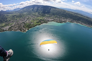Annecy: Gleitschirmflug über dem See