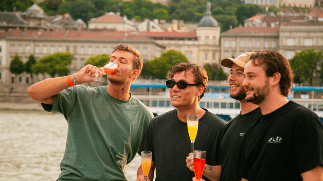 Budapest: Sunset Sightseeing Cruise with Unlimited Cocktails