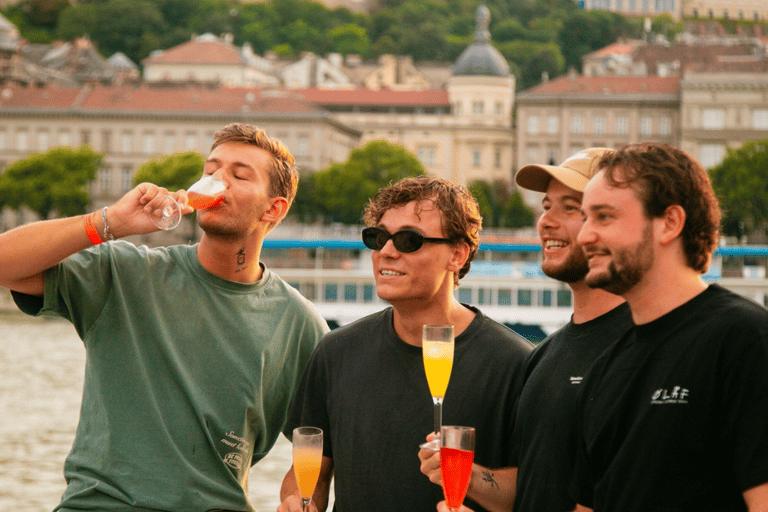 Budapest : Croisière touristique au coucher du soleil avec cocktails illimités