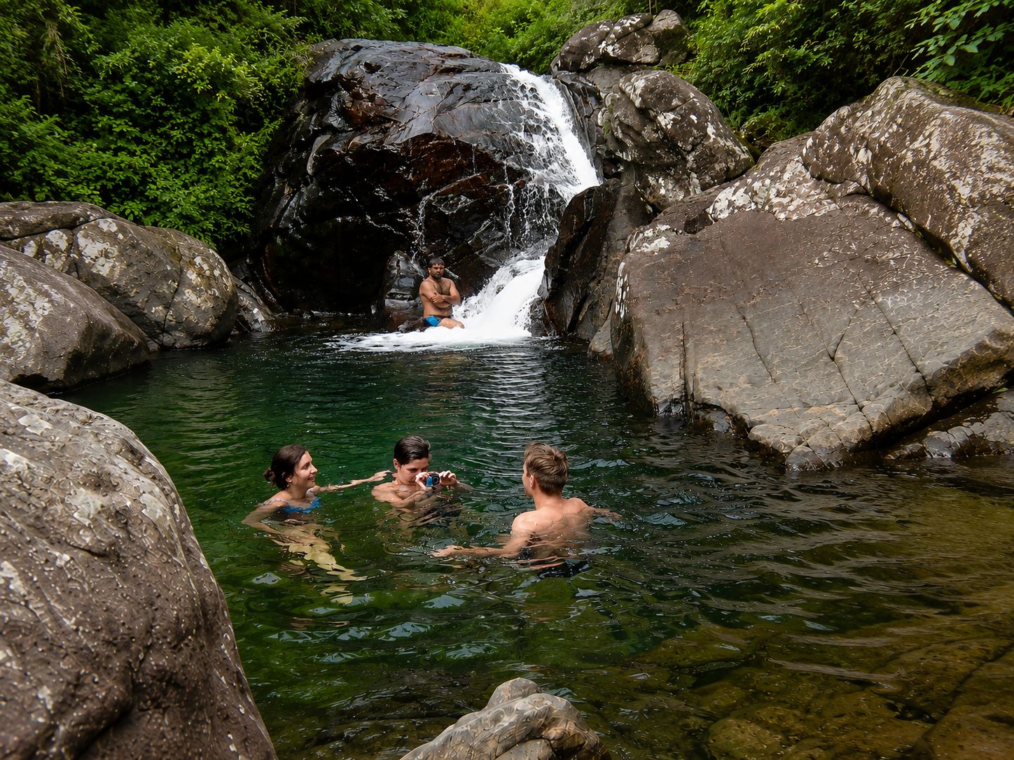 Kandy: Wanderung in den Knuckles Mountains mit Schwimmen im Wasserfall und Mittagessen