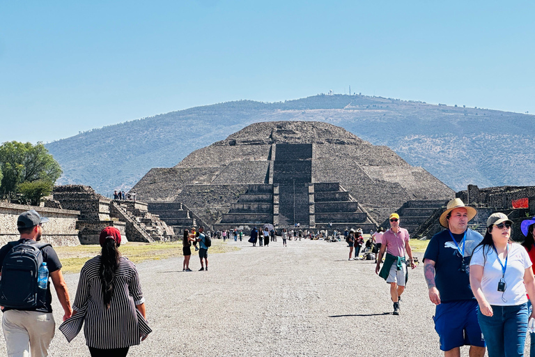 from MexicoCity:Balloon flight Over thepyramidsofTeotihuacanVuelo en globo aerostatico con traslado desde CDMX