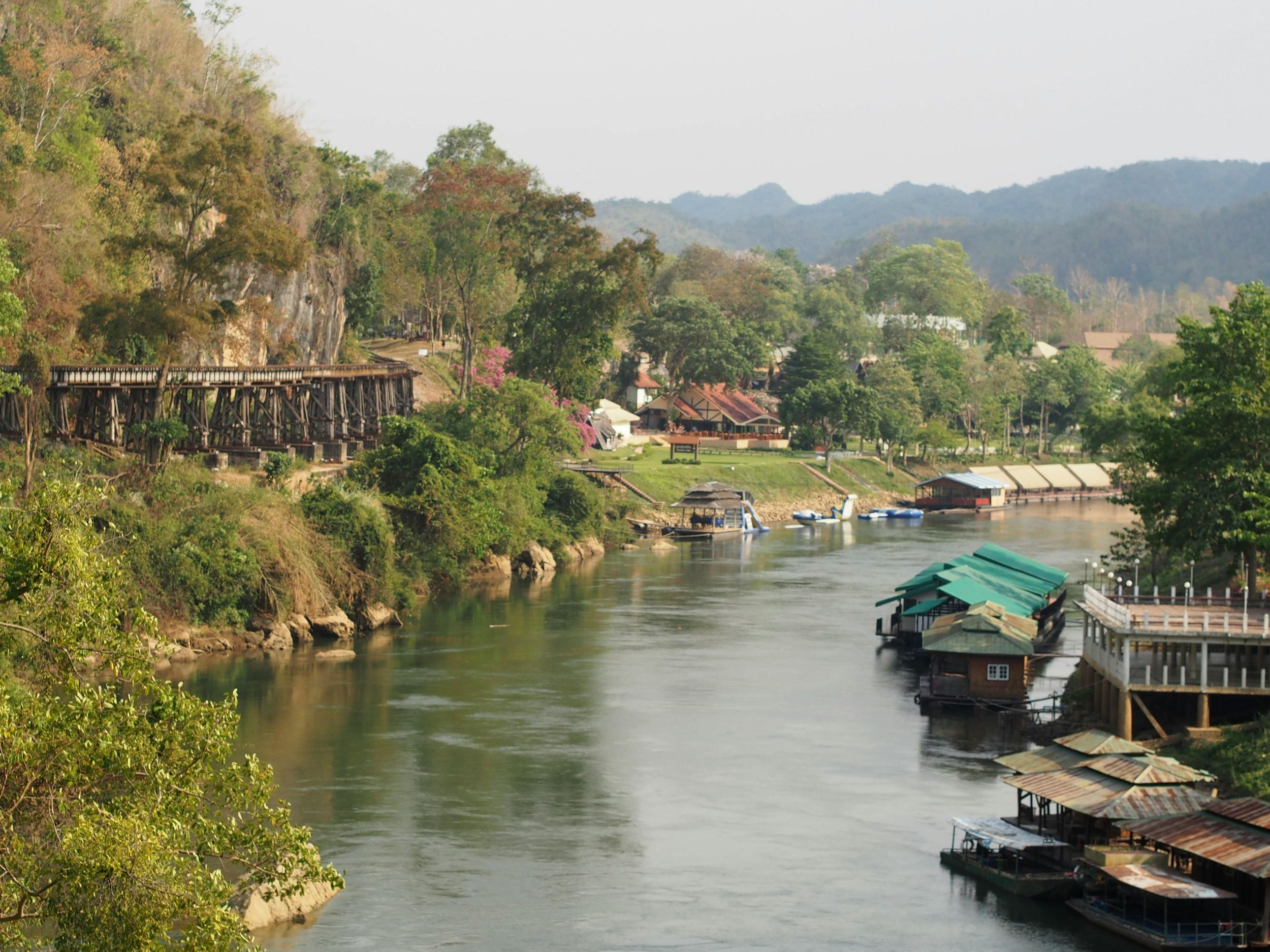 Von Bangkok aus: Kriegsfriedhof Kanchanaburi und Todeseisenbahn...