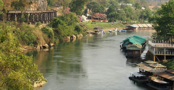Von Bangkok aus: Kriegsfriedhof Kanchanaburi und Todeseisenbahn...