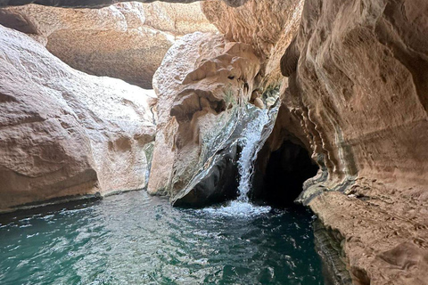 Ganztagestour nach Wadi Shab-Fins Beach-Sinkhole- Private Tour