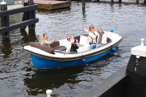 Leiden: Electric boat rental (6 pers.)