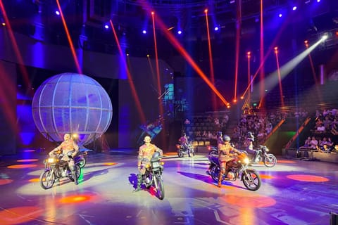 Shanghai: City Highlights Tour with Acrobatic Show