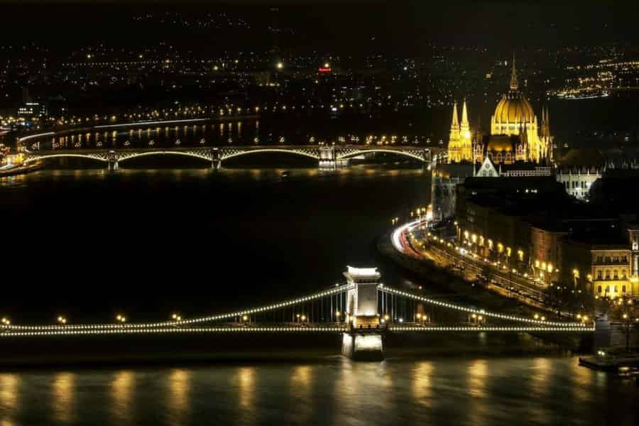 Budapest: Abendliche Sightseeing-Bootsfahrt auf der Donau. Foto: GetYourGuide
