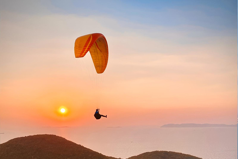Pattaya Koh Larn Island: Tandem Paragliding Flight Trip Silver Tandem Paragliding Flight – 20 Minutes of Sky-High