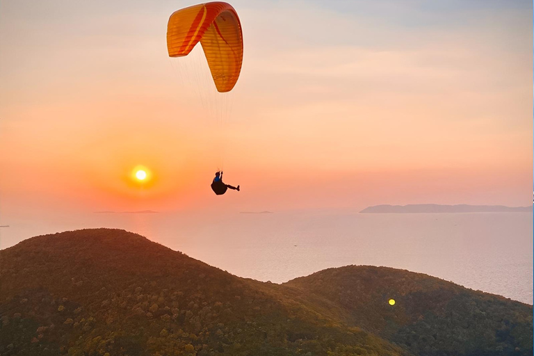 Pattaya Koh Larn Island: Tandem Paragliding Flight Trip Silver Tandem Paragliding Flight – 20 Minutes of Sky-High