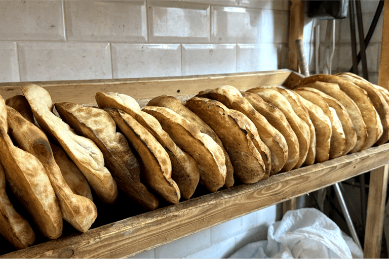 Tour de la ciudad a pie en Ereván con Brandy, 5 Vinos y Pan