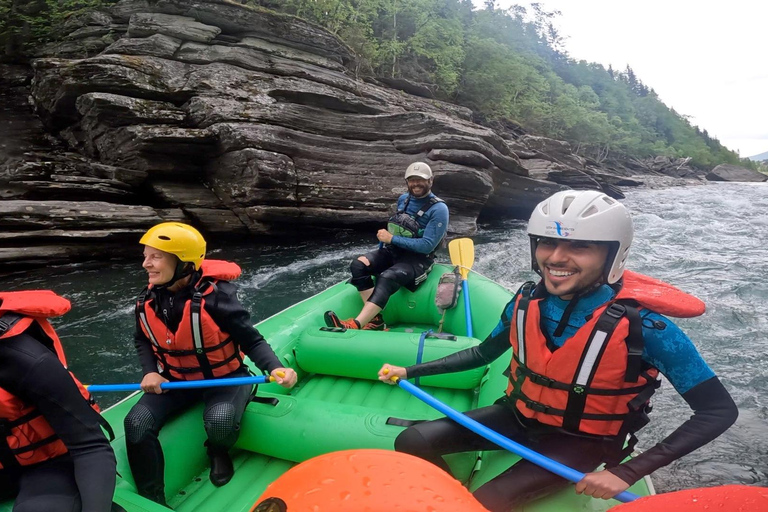 وادي هيدال: مغامرة ركوب الرمث العائلية على نهر لاغن