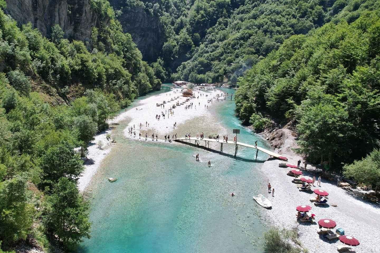 Ab Tirana/Durrës: Abenteuer auf dem Shala-Fluss und Tour zum Komani-See