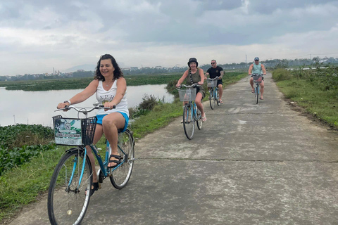 Hoi An : Biking , market visit and basket boat ride.