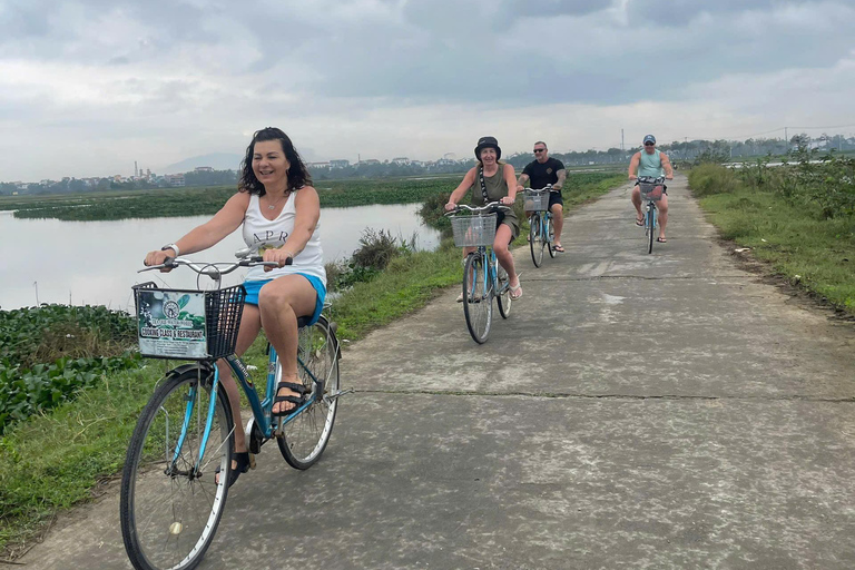 Hoi An : Biking , market visit and basket boat ride.