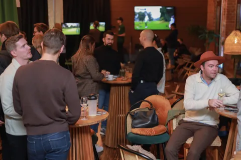 O melhor bar de golfe de Berlim para grupos, jogos e bons momentos
