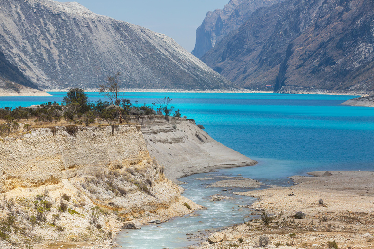 从瓦拉斯出发：前往梦幻帕龙湖的景观探险之旅从瓦拉斯出发：前往神奇的帕龙湖的景观冒险之旅
