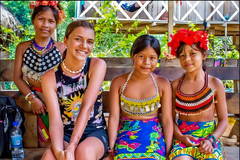 Excursión a la aldea Embera y a la selva tropical de las cataratas con almuerzo y servicio de recogidaRecogida en el Hotel Playa Bonita