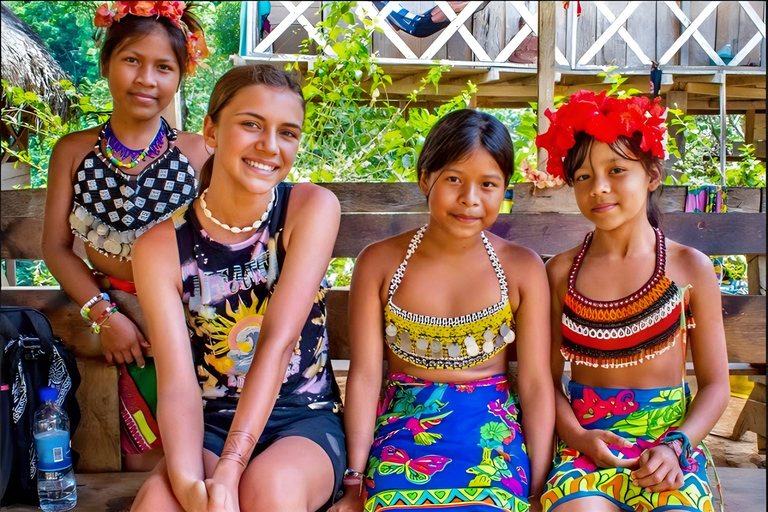 Excursión a la aldea Embera y a la selva tropical de las cataratas con almuerzo y servicio de recogidaRecogida en el Hotel Playa Bonita