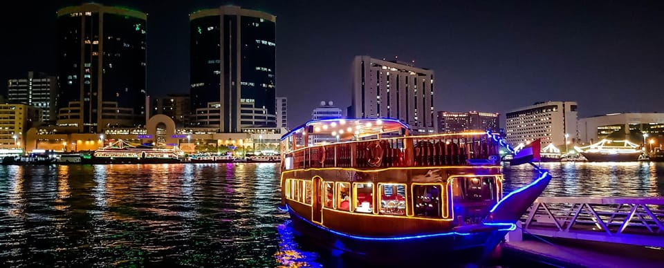 Dubai Crucero en dhow con espectáculo Tanoura y cena bufé GetYourGuide