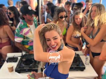 Mykonos: Sunset Boat Party mit Open Bar & Live DJ