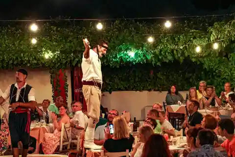 Kretisk landsbyfest, levende musikk, dansere og lokal middag