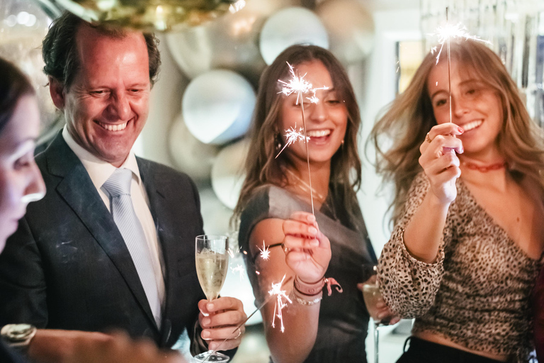 Lisbon: New Year's Eve Onboard w/drinks, music & fireworks Lisbon: New Year's Eve Barco EVORA with Drinks, DJ & Snacks