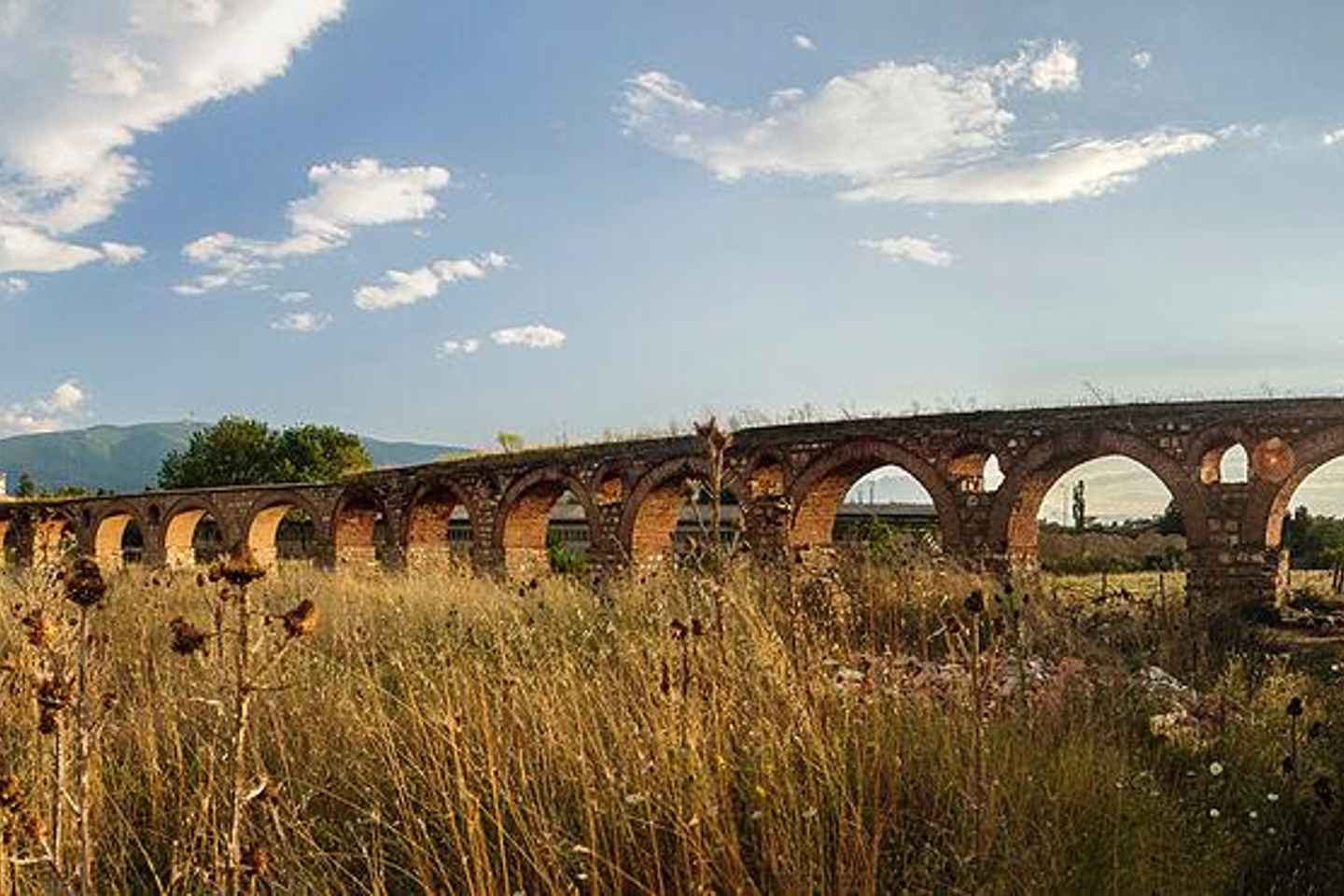 Skopje: Shutka and Aqueduct Guided Tour with Coffee