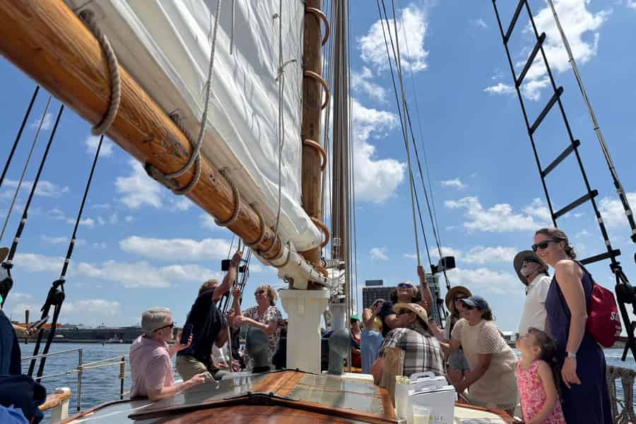 Boston: Segeltörn im Hafen mit einem Großsegler. Foto: GetYourGuide