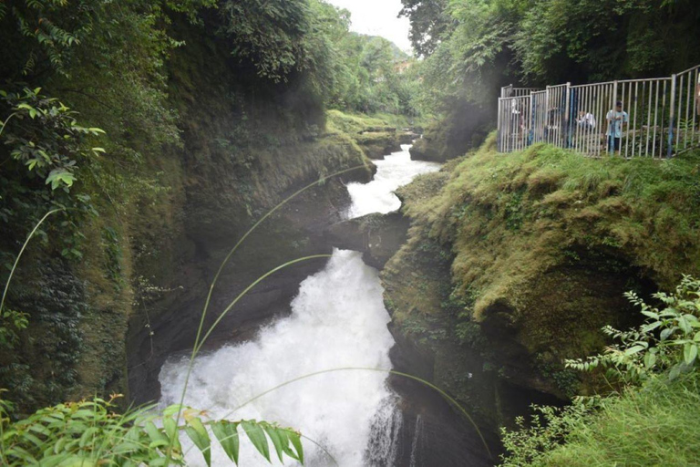 Pokhara Lycka: En fängslande resa genom grottor och sjöarPokhara - en heldagstur Dagsutflykt med Mahendra Cave och David&#039;s ...