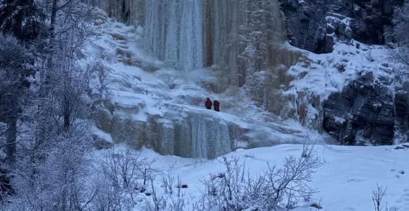Rovaniemi: Frozen Kuroama Waterfall Guided with BBQ