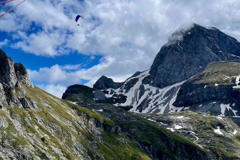 Bovec: parapendio biposto sulla valle dell&#039;IsonzoBovec: Parapendio biposto sulla Valle dell&#039;Isonzo