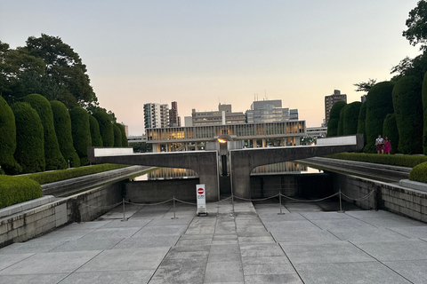 Hiroshima; Hiroshima Vredesherdenkingsmuseum en Kasteeltour