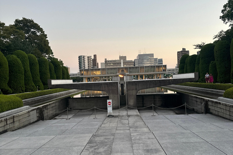 Hiroshima; Hiroshima Peace Memorial Museum und Schloss Tour